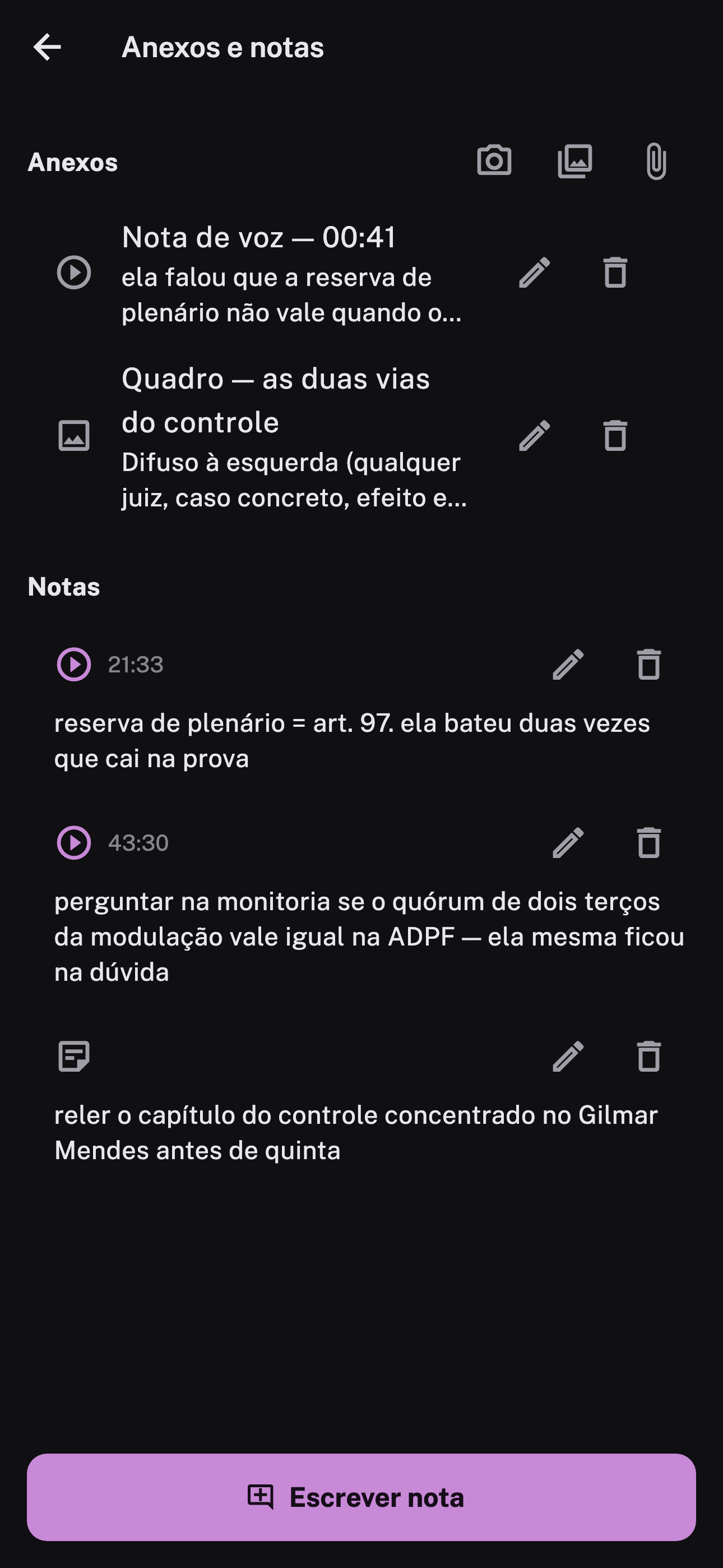 Tela de anexos e notas de uma aula: uma nota de voz já transcrita, a foto do quadro com o texto lido, e as notas escritas presas ao instante do áudio.