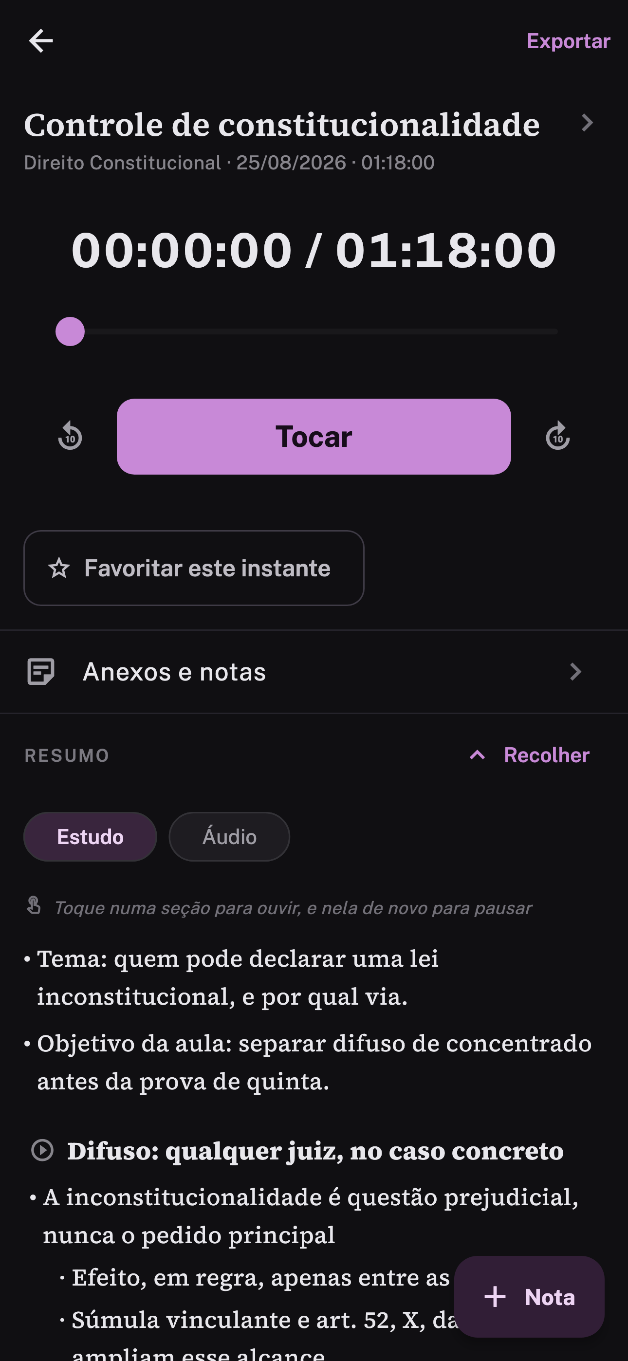 Uma aula pronta no Grifo: o título, a disciplina e a duração, o player, o atalho de anexos e notas, e o resumo da aula em tópicos.
