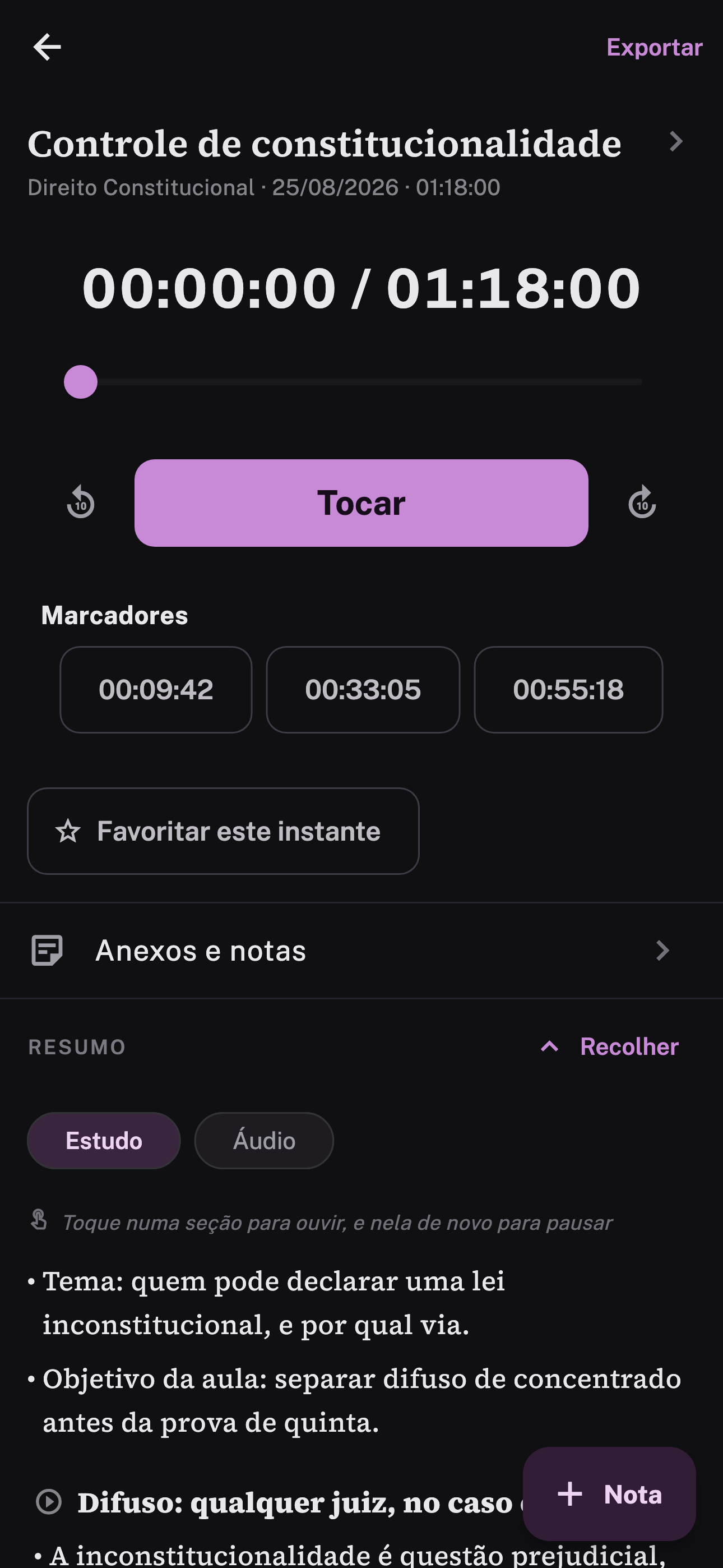 A aula pronta. O resultado de uma aula: o título que o app deduziu do conteúdo, a disciplina e a duração, o player, os marcadores que você pôs durante a aula, e o resumo logo abaixo.
