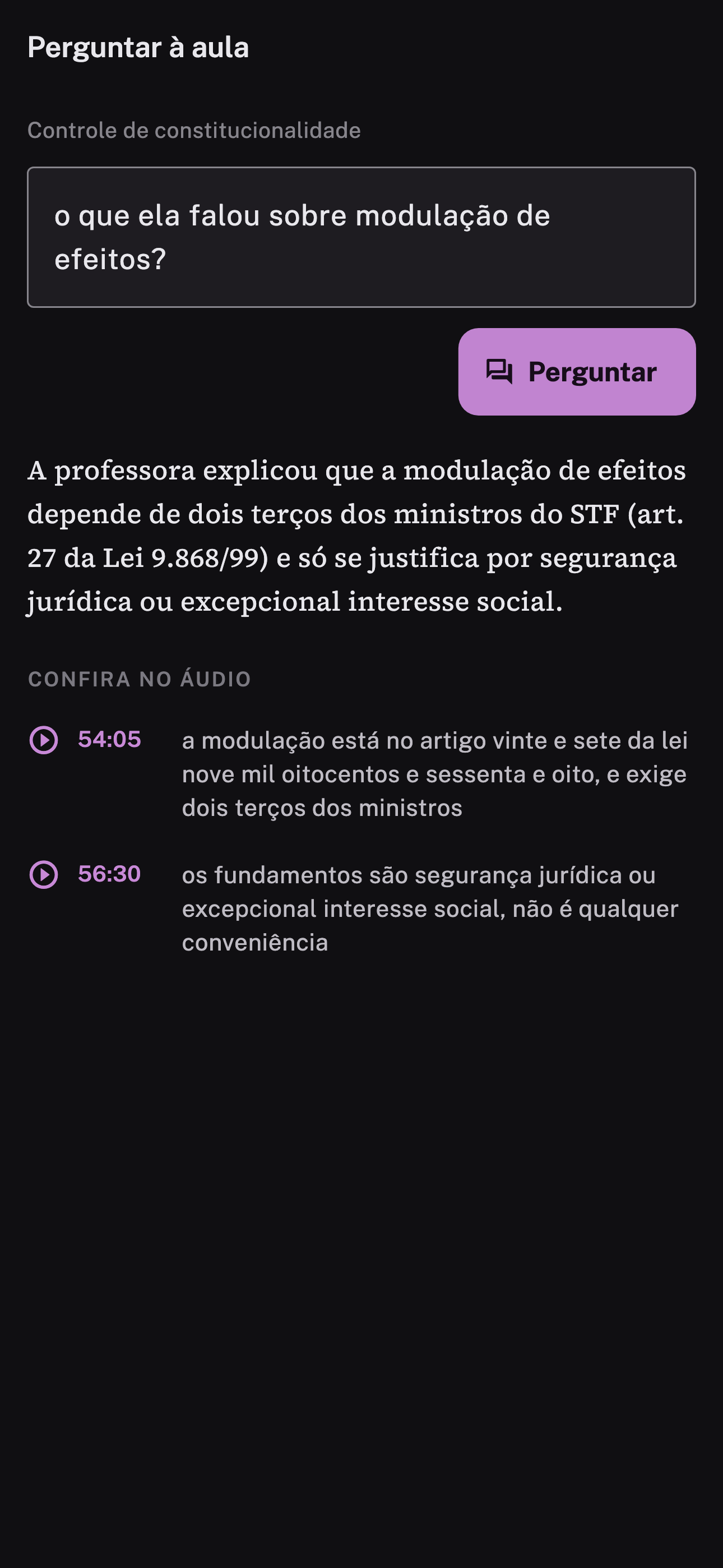 Tela Perguntar à aula: a pergunta digitada, a resposta, e os instantes do áudio para conferir no que o professor disse.